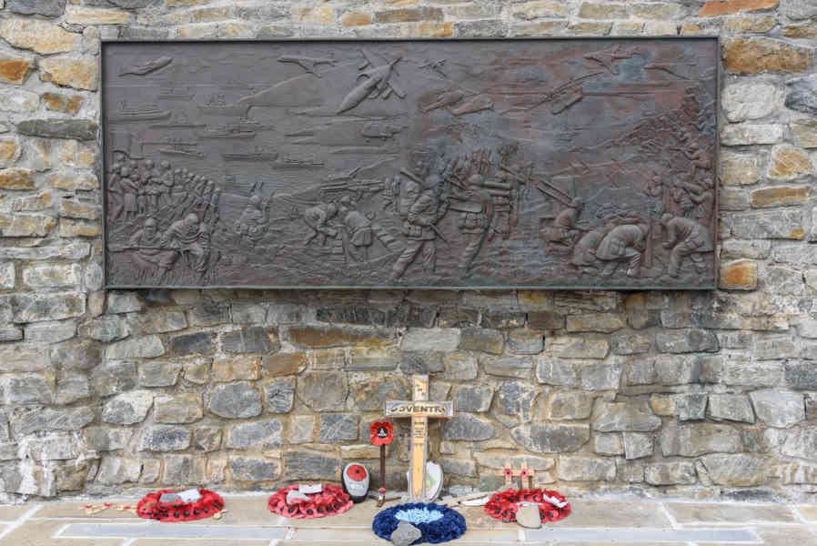 Islas Falkland o Malvinas 012 - Port Stanley - monumento a la Liberación.jpg